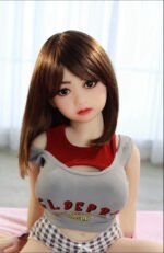 Geheimnisse Der Verspielten 13kg Süßen Anime Sexpuppe: Jung Wirkende Mittlere Brüste Mit „HELP“-Tee-Tease! – Bild 6